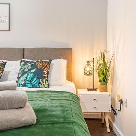 City Centre Flat Ideal For Contractors, Families & Relocators - Disable People Welcome - Free Parking, Fast Wifi, Smart Tv And 2 Bathrooms, 7Min Walk From Train Station! Coventry Bagian luar foto