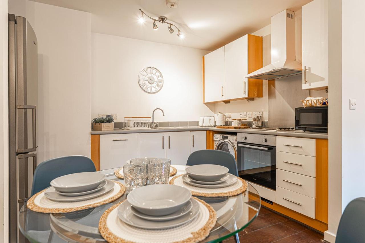City Centre Flat Ideal For Contractors, Families & Relocators - Disable People Welcome - Free Parking, Fast Wifi, Smart Tv And 2 Bathrooms, 7Min Walk From Train Station! Coventry Bagian luar foto