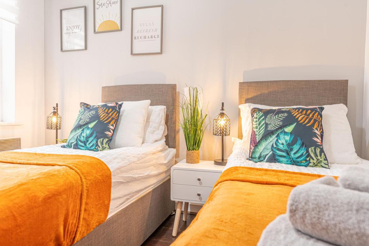 City Centre Flat Ideal For Contractors, Families & Relocators - Disable People Welcome - Free Parking, Fast Wifi, Smart Tv And 2 Bathrooms, 7Min Walk From Train Station! Coventry Bagian luar foto