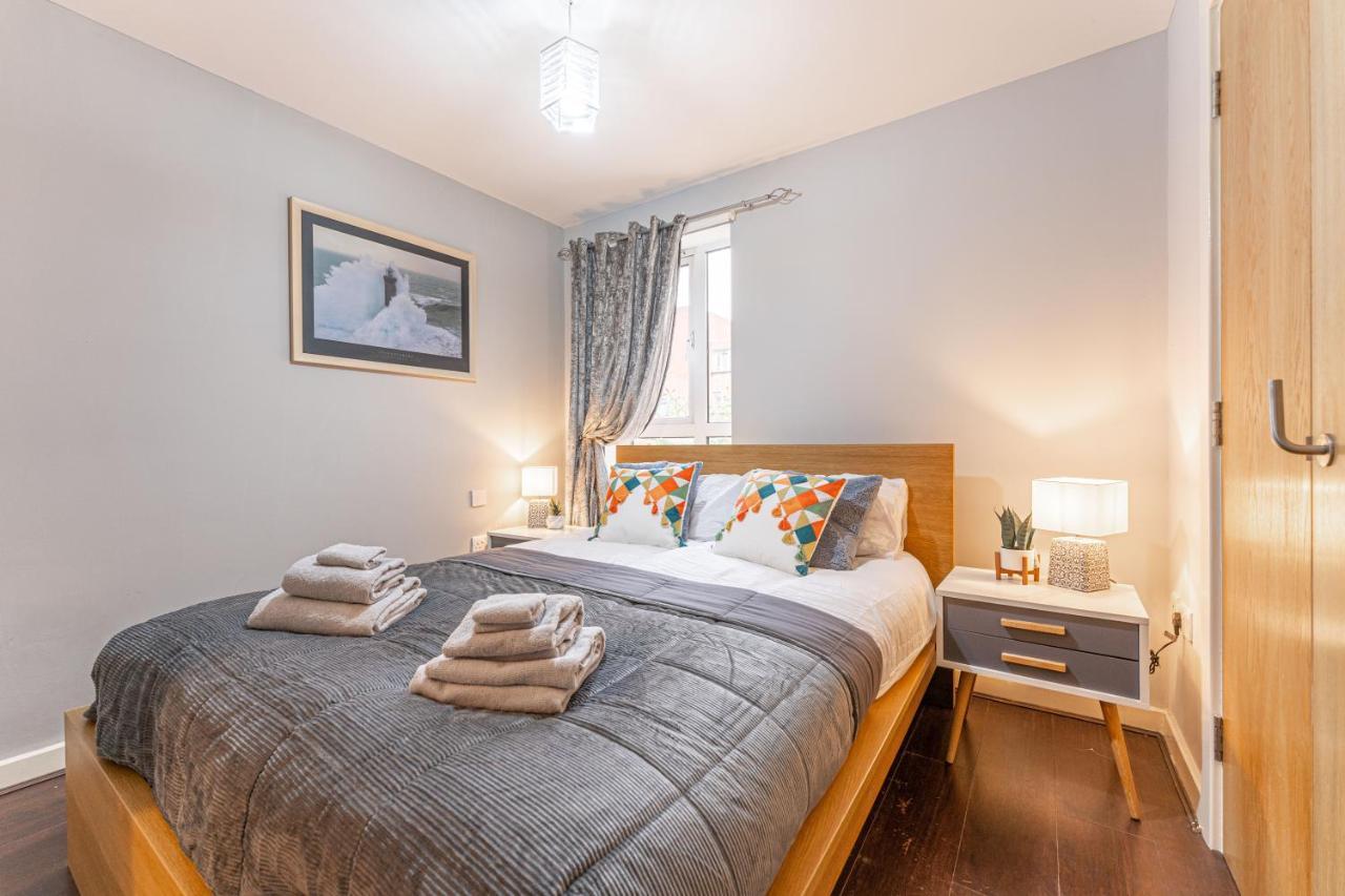 City Centre Flat Ideal For Contractors, Families & Relocators - Disable People Welcome - Free Parking, Fast Wifi, Smart Tv And 2 Bathrooms, 7Min Walk From Train Station! Coventry Bagian luar foto
