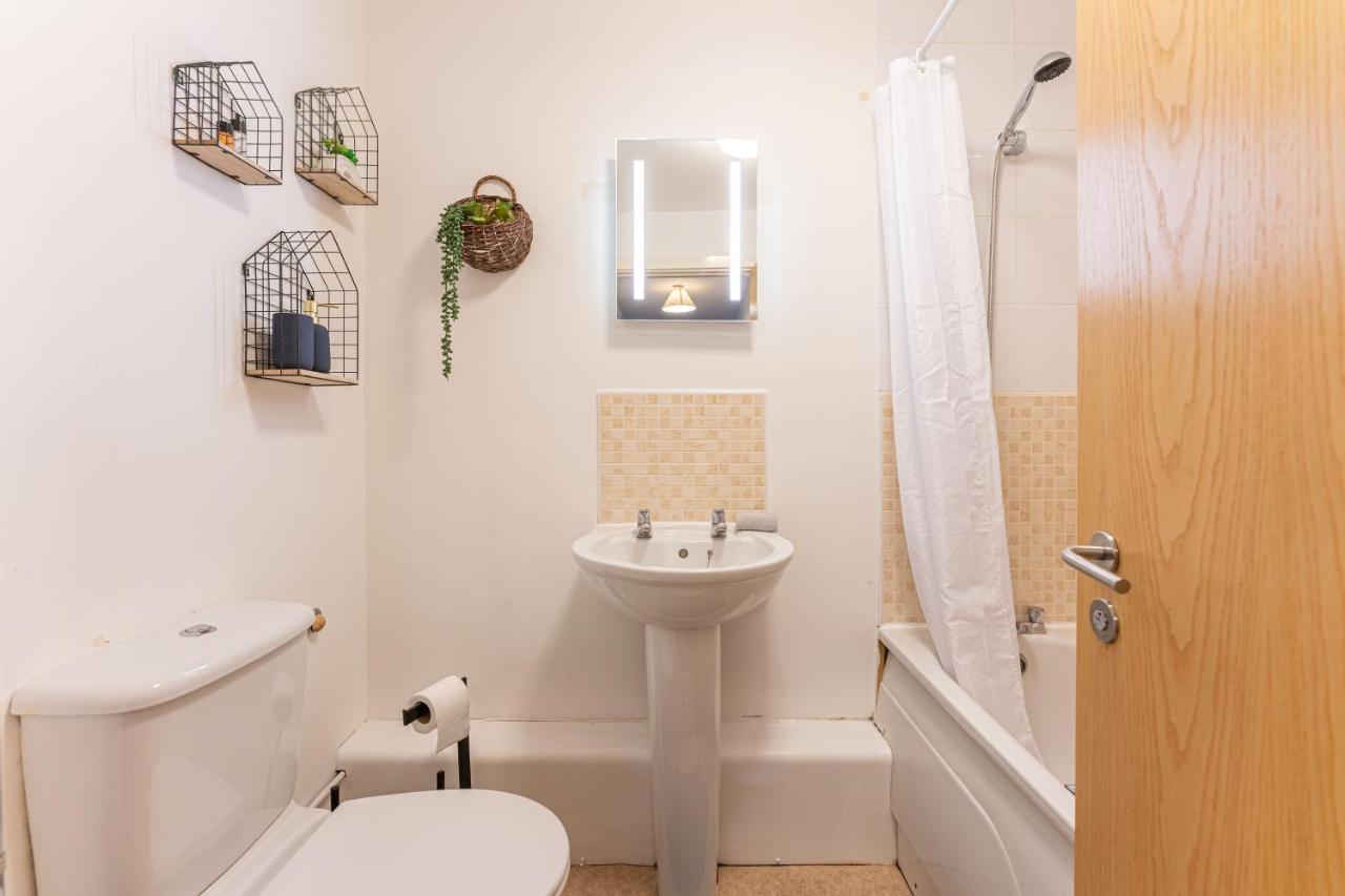 City Centre Flat Ideal For Contractors, Families & Relocators - Disable People Welcome - Free Parking, Fast Wifi, Smart Tv And 2 Bathrooms, 7Min Walk From Train Station! Coventry Bagian luar foto