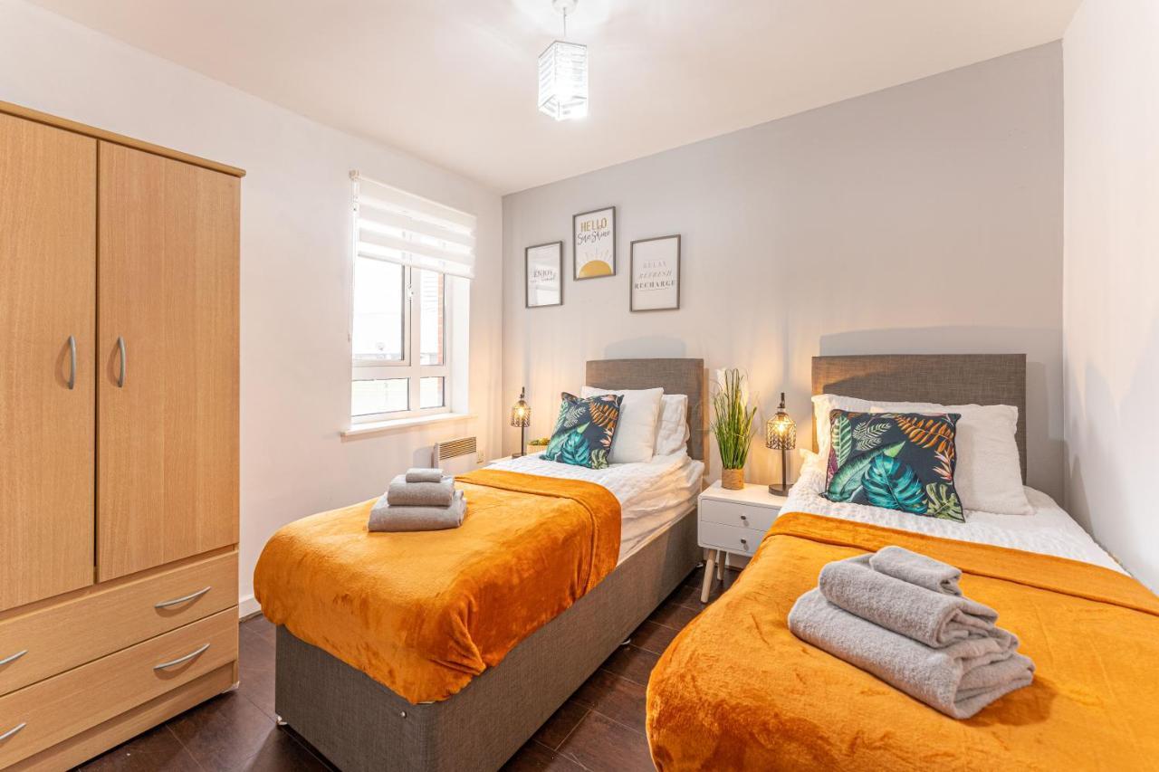 City Centre Flat Ideal For Contractors, Families & Relocators - Disable People Welcome - Free Parking, Fast Wifi, Smart Tv And 2 Bathrooms, 7Min Walk From Train Station! Coventry Bagian luar foto